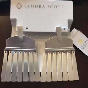 Kendra Scott Layne earrings in Silver. NWT.